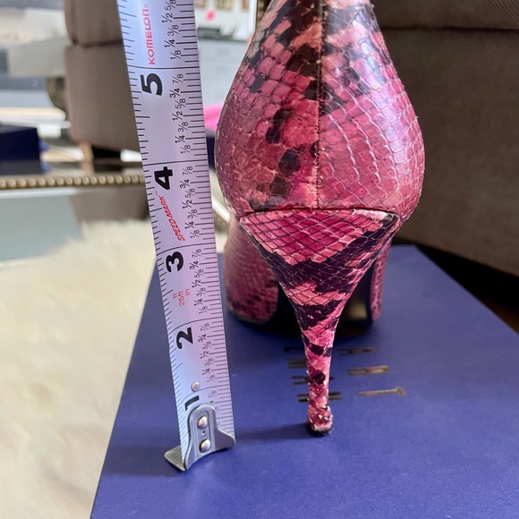 Matching Stuart Weitzman shoes & clutch - Picture 9 of 10